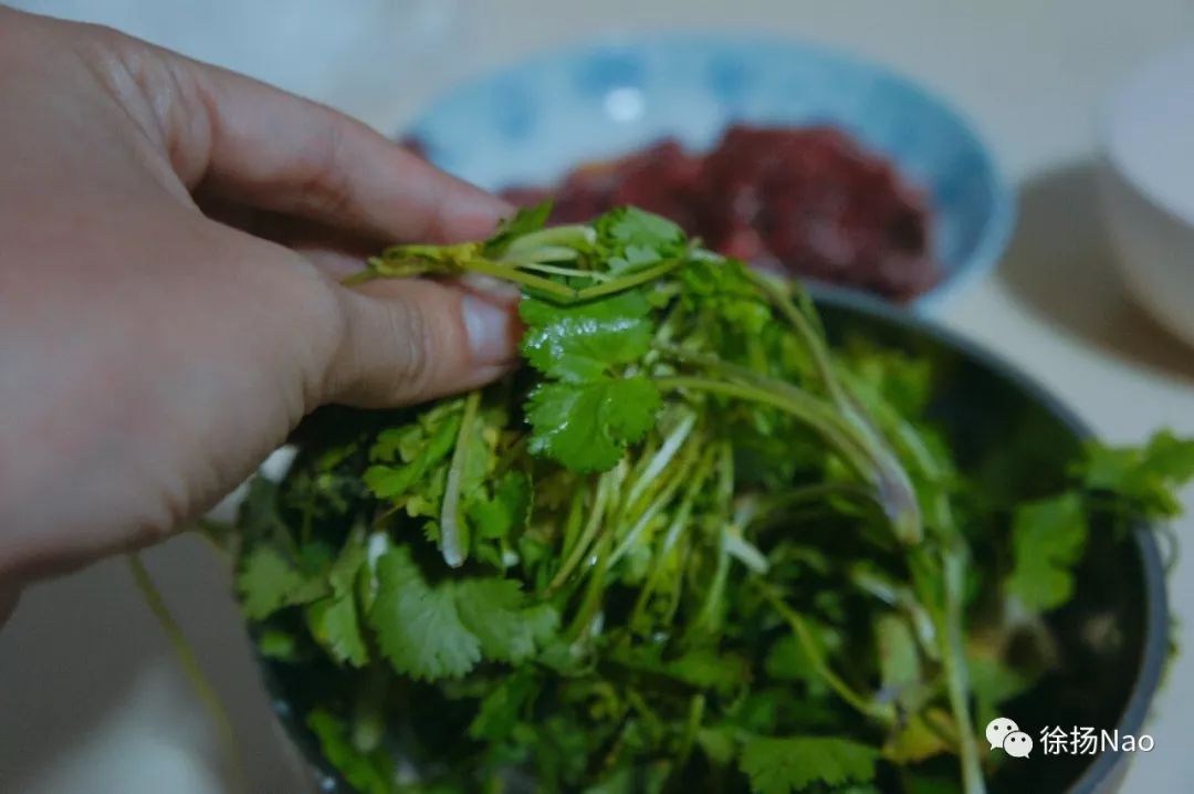 汆肉与香菜中的日常韵味