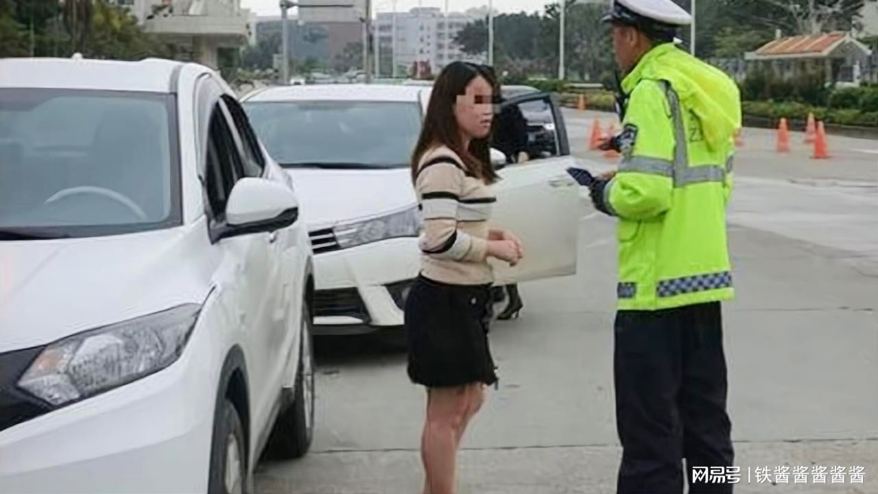 女子举报丈夫开车看美女，交警强调安全驾驶至关重要