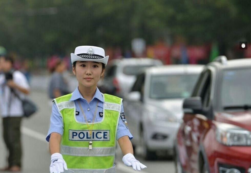 杭州美丽女骑警神似贾静雯，力量与美貌并重