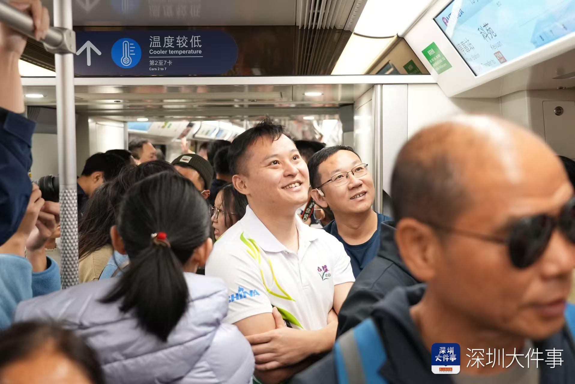 市民排队尝鲜，港城繁华中的独特购物景象，行李箱与热情并行