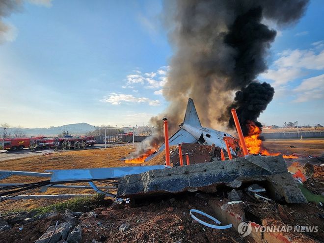 韩国飞机降落爆炸起火事件，181人紧急撤离纪实