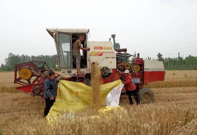 农民给收割机打柴油遭罚款事件反思，罚款与退款背后的意义