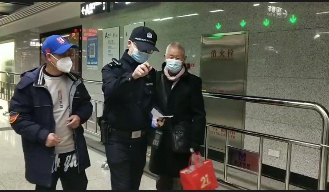 上海警方回应男子自编自演地铁座位事件，公众应如何看待此事？